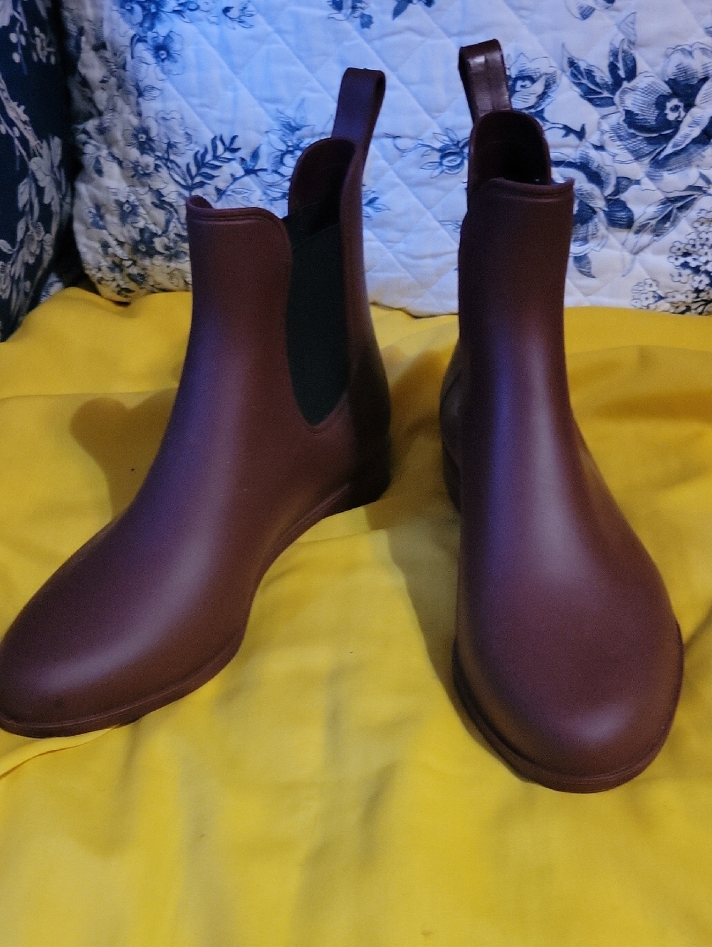 Capelli NewYork Burgundy Rubber Rain Or Chore Boots Size 9